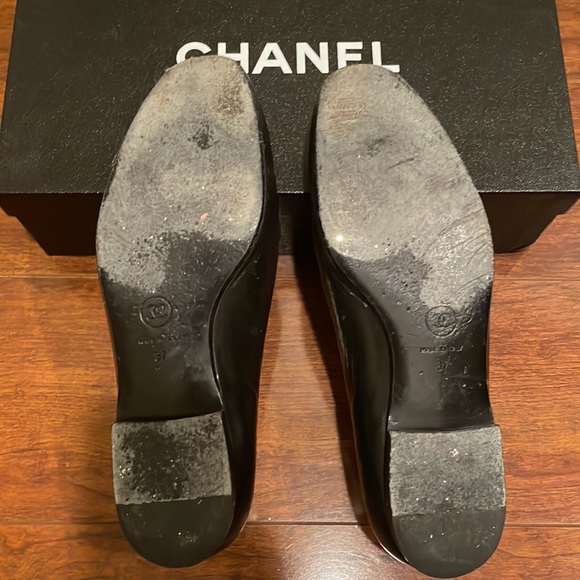 Chanel loafers in black leather with antique silver logo. - Picture 5 of 5